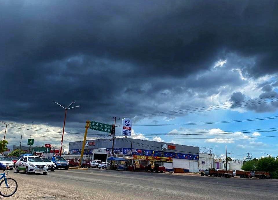 Sorprende a Guamúchil fuerte lluvia con apagones y cielo negro
