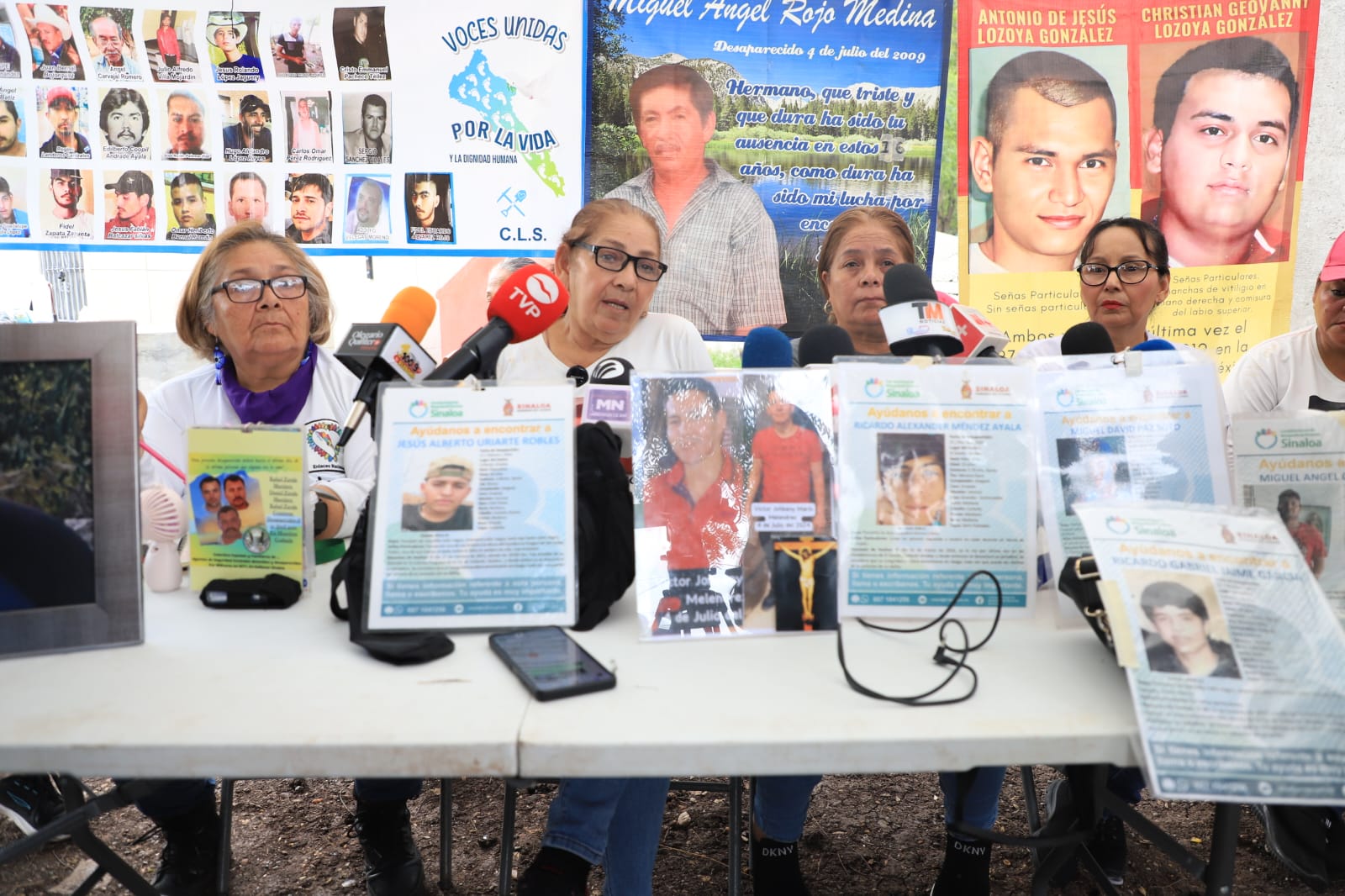 Colectivos piden presenciar exhumación de cuerpos en fosas