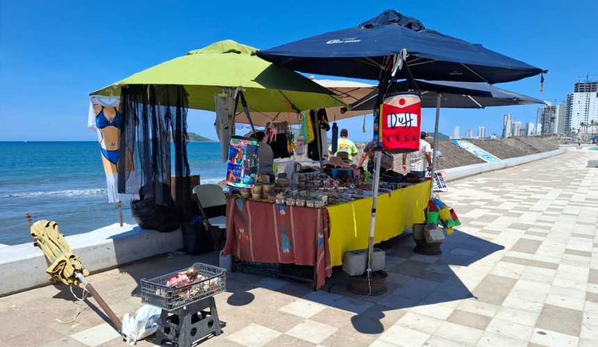 Comerciante de souvenir en avenida Del Mar en Mazatlán