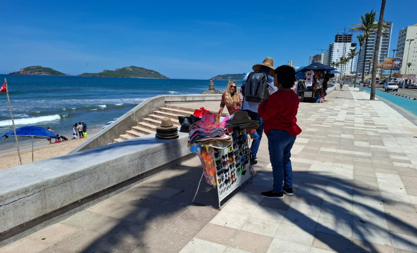 Comerciante de souvenir en avenida Del Mar