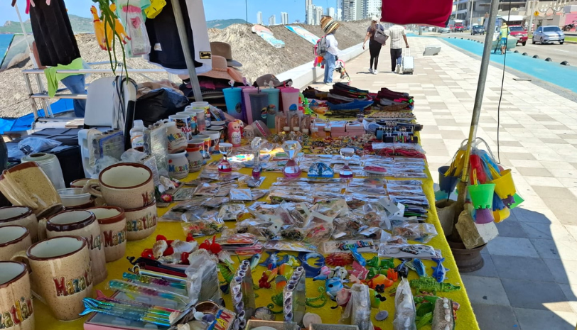 Artesanías y souvenirs en un puesto de Mazatlán
