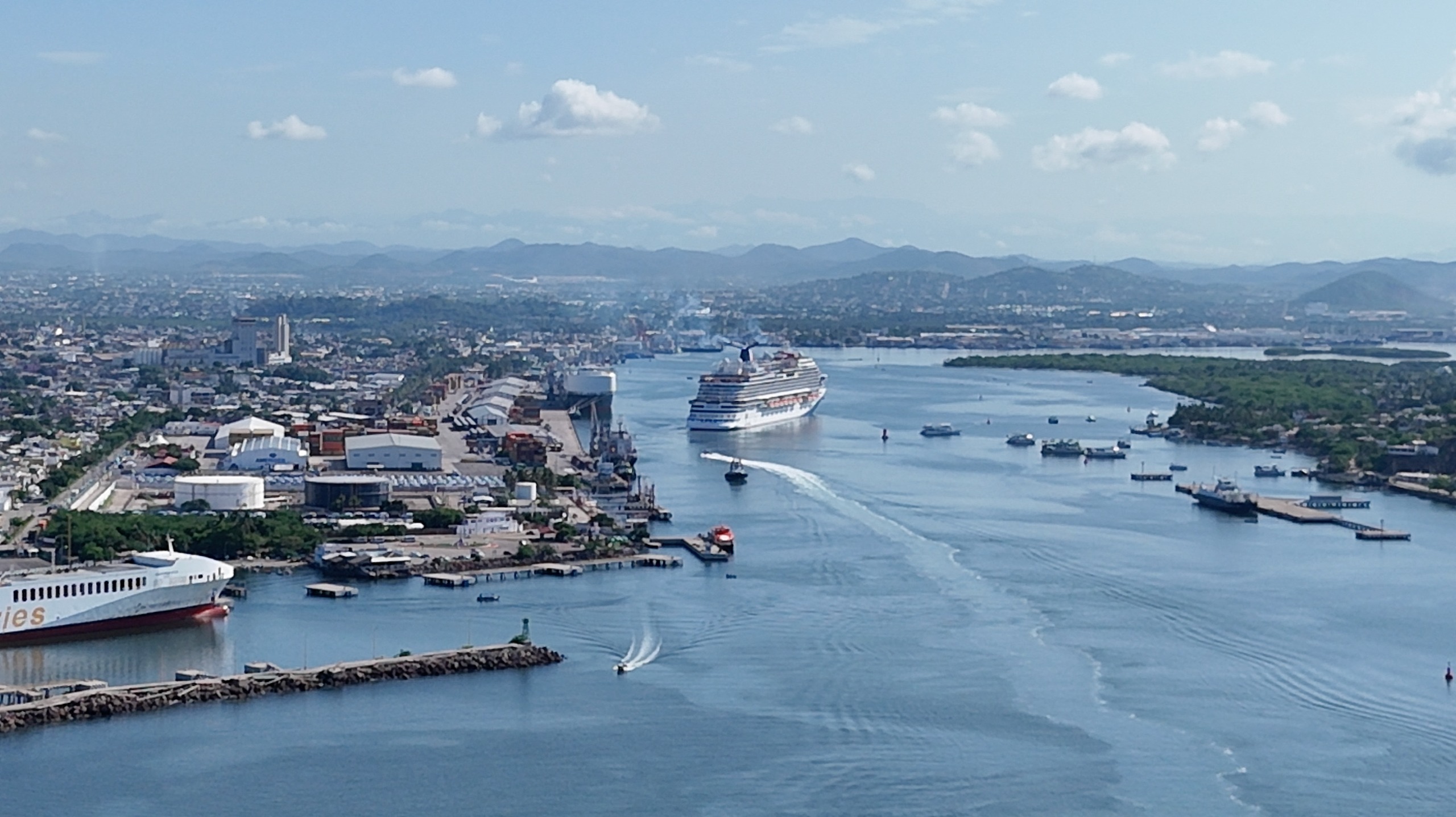 Crucero arribando al puerto de Mazatlán.