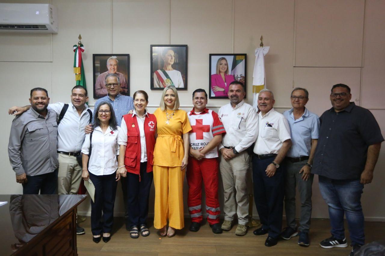 Estrella Palacios con elementos de la Cruz Roja Mazatlán
