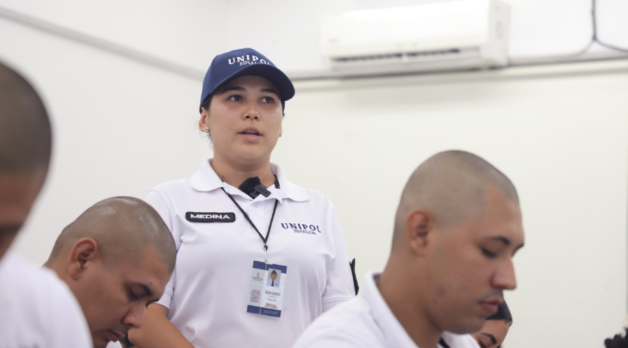 Daniela, cadete de la Unipol Sinaloa