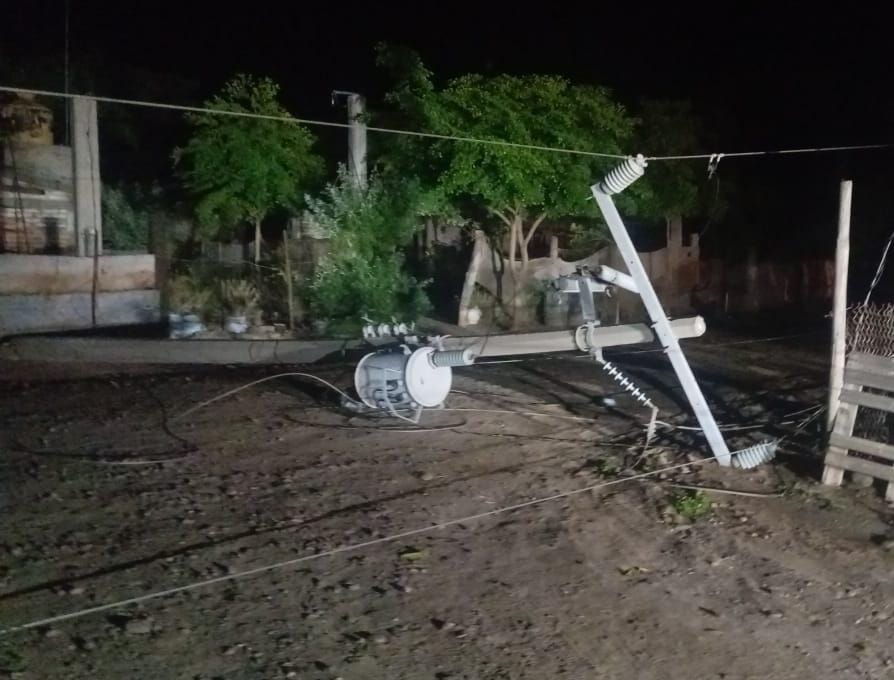 Fuertes vientos derivan varios postes de luz