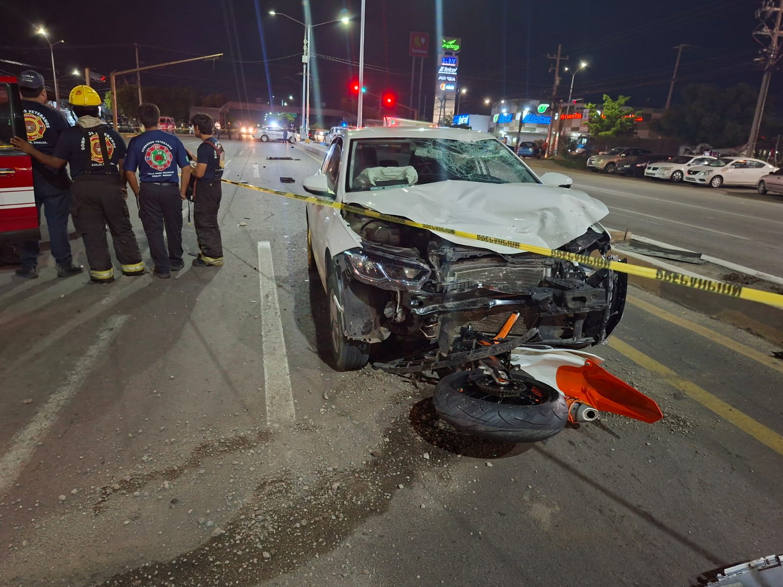 Vehículo que embistió al motociclista.