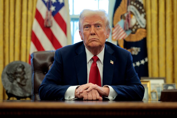 Demandan al gobierno de Trump por limitar acceso a programas sociales para inmigrantes