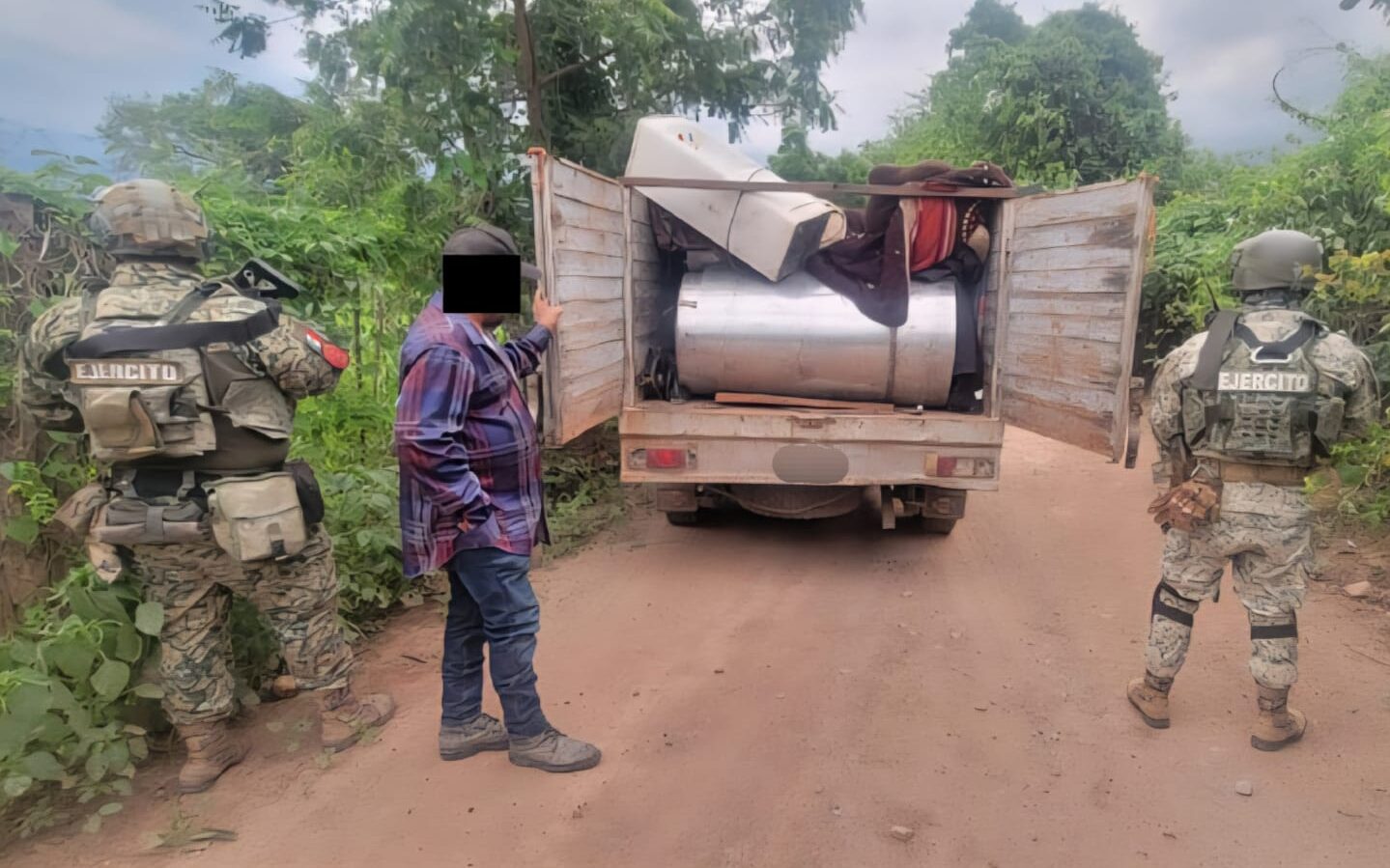 Detienen en Culiacán a hombre en una camioneta con sustancias químicas para elaborar drogas