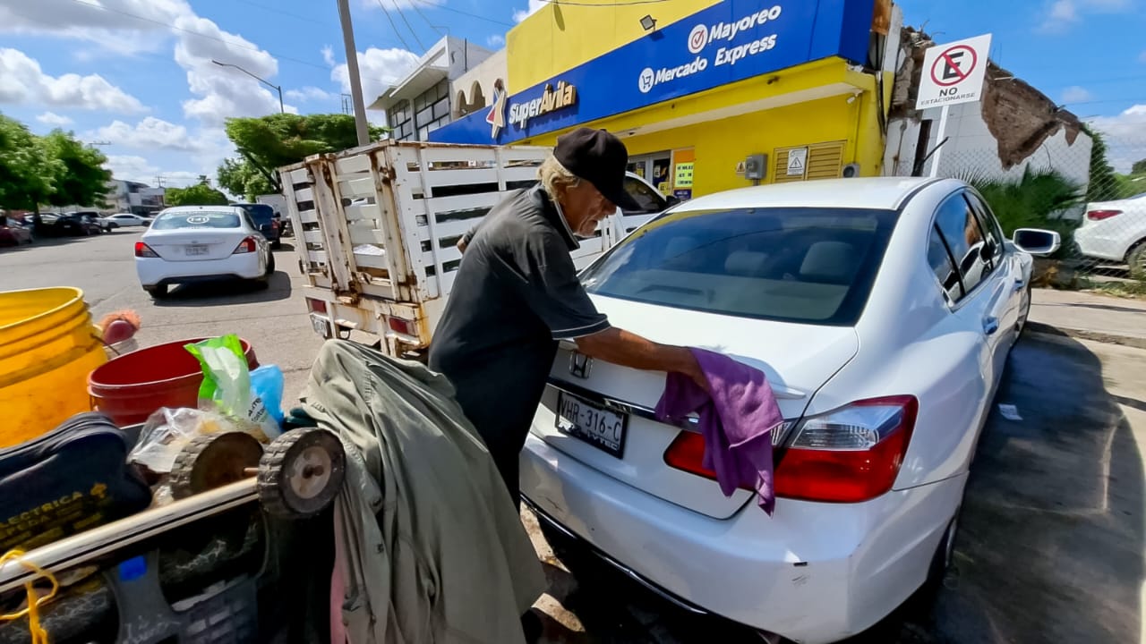 A sus 72 años, don Jaime lava carros todo el día