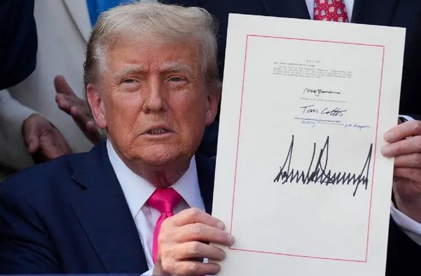 Donald Trump firma su nueva ley fiscal durante ceremonia por el Día de la Independencia de EU