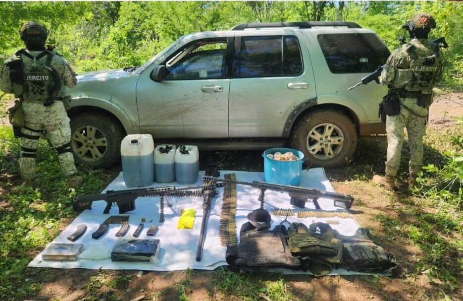 Ejército asegura un vehículo blindado, armas, cargadores, cartuchos y droga, en Elota