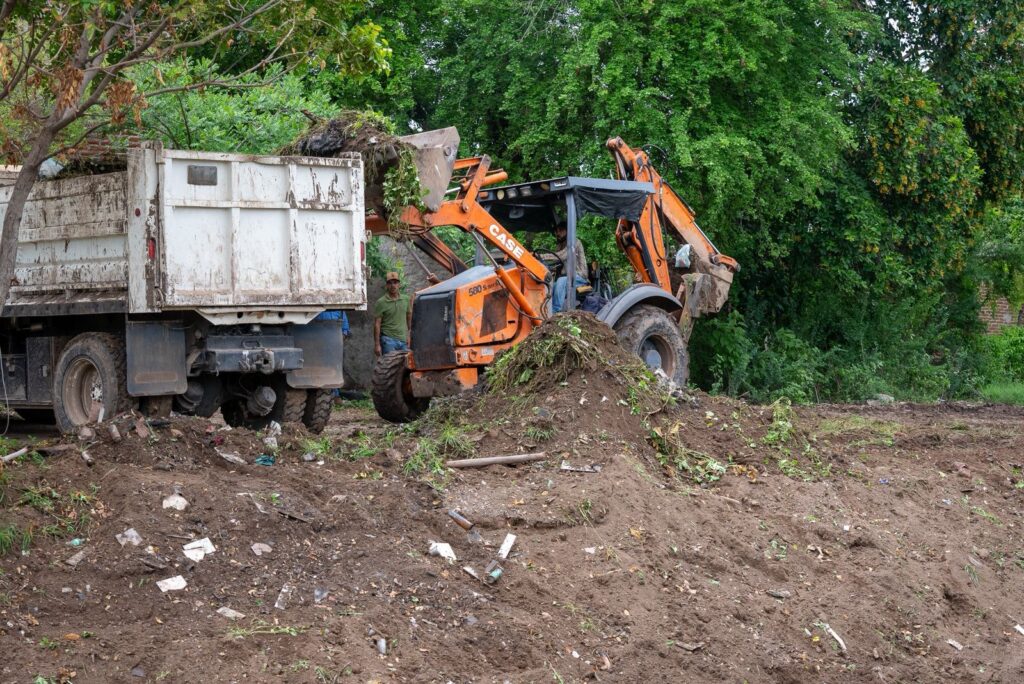 El alcalde Juan de Dios Gámez supervisa arroyos de las colonias Progreso y 7 Gotas en Culiacán