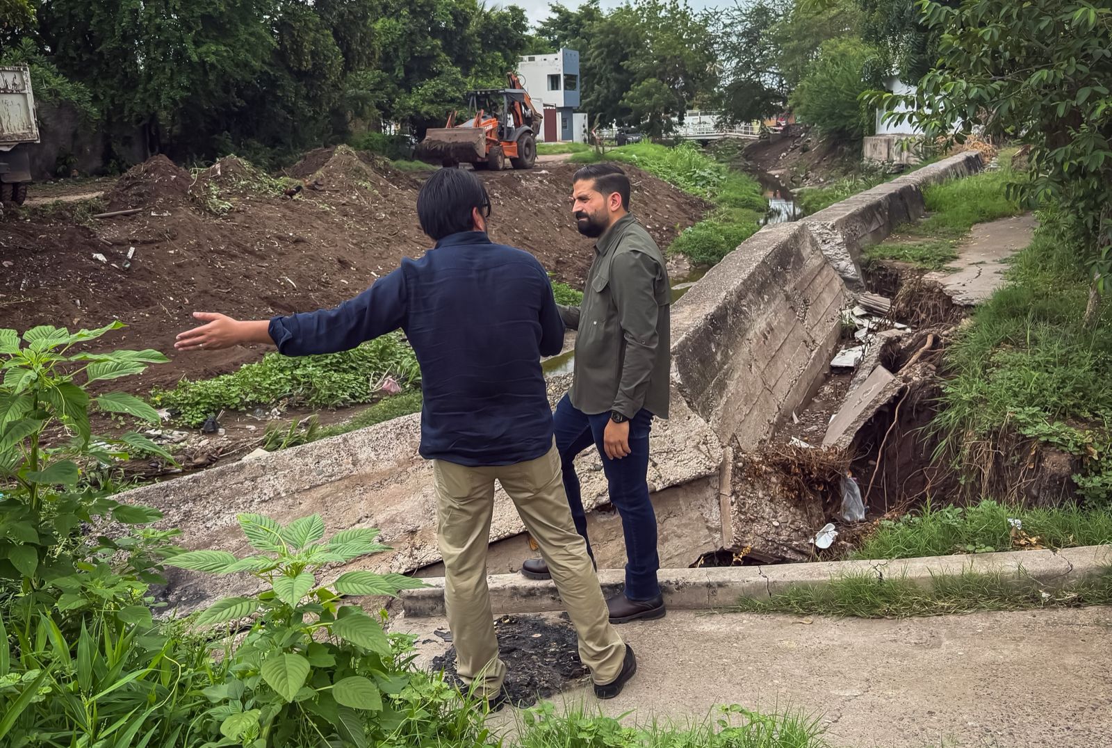 El alcalde Juan de Dios Gámez supervisa arroyos de las colonias Progreso y 7 Gotas en Culiacán