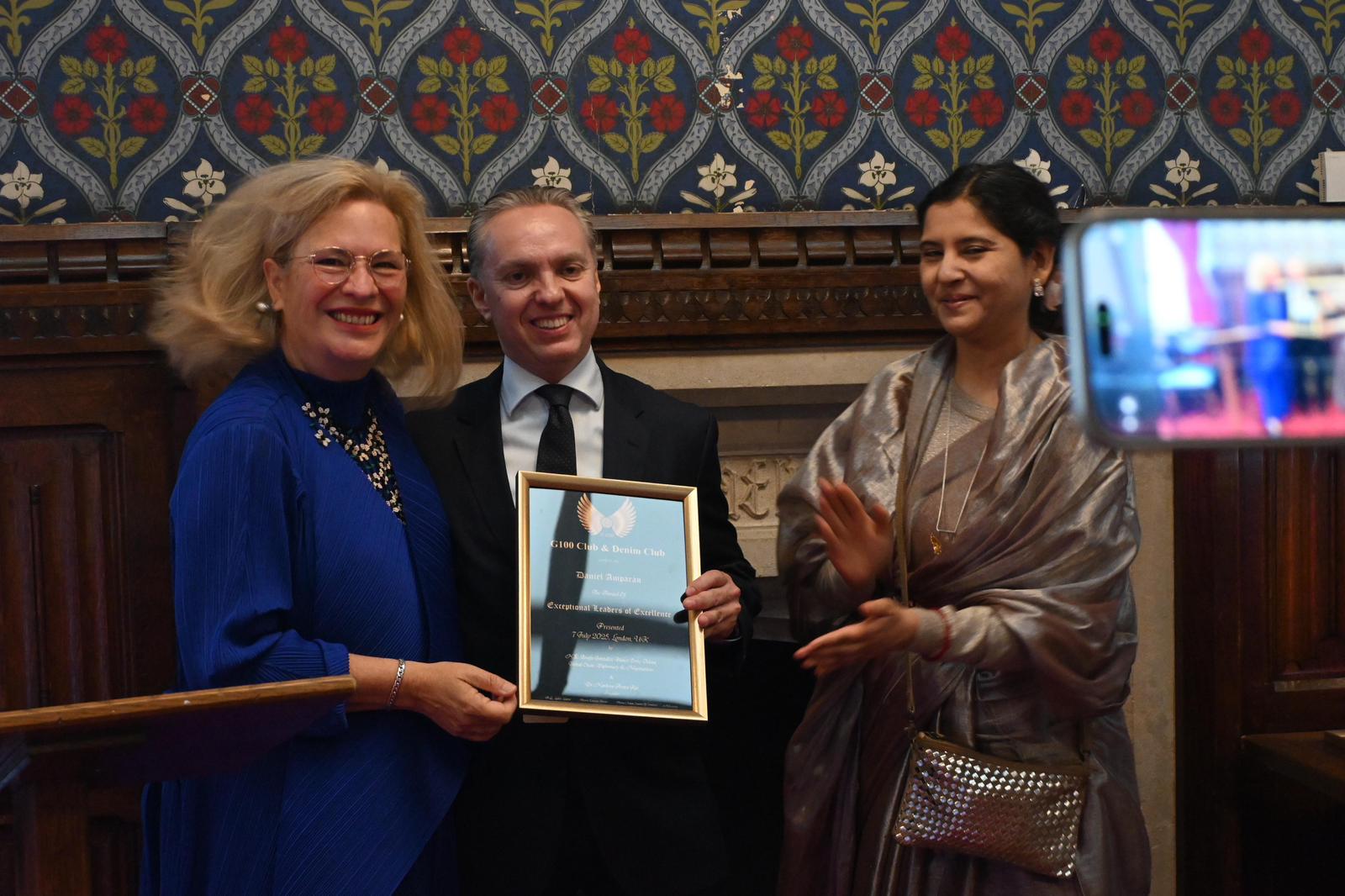 El mexicano Daniel Amparán Lara recibiendo galardón en Londres