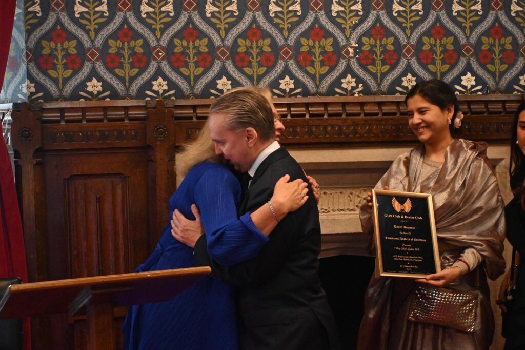 El mexicano Daniel Amparán Lara recibiendo galardón en Londres