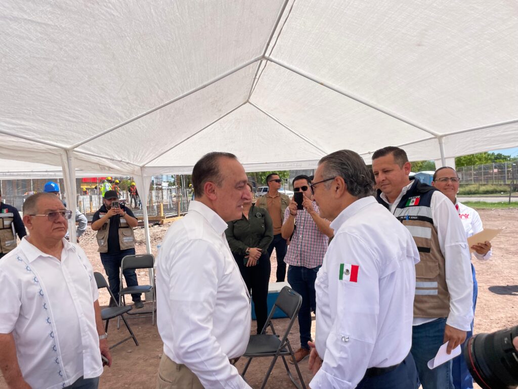 En su llegada al terreno ubicado en Nuevo Horizonte, Los Mochis, Octavio Romero Oropeza saludo al alcalde Antonio Menéndez de Llano Bermúdez y funcionarios que lo acompañaban.