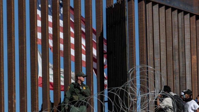 Cruce de migrantes en la frontera México - EU alcanzó mínimos históricos en junio