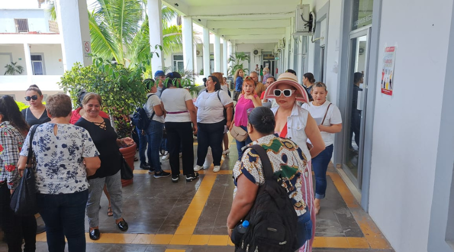 Tianguistas de Mazatlán salen de las oficinas del gobierno