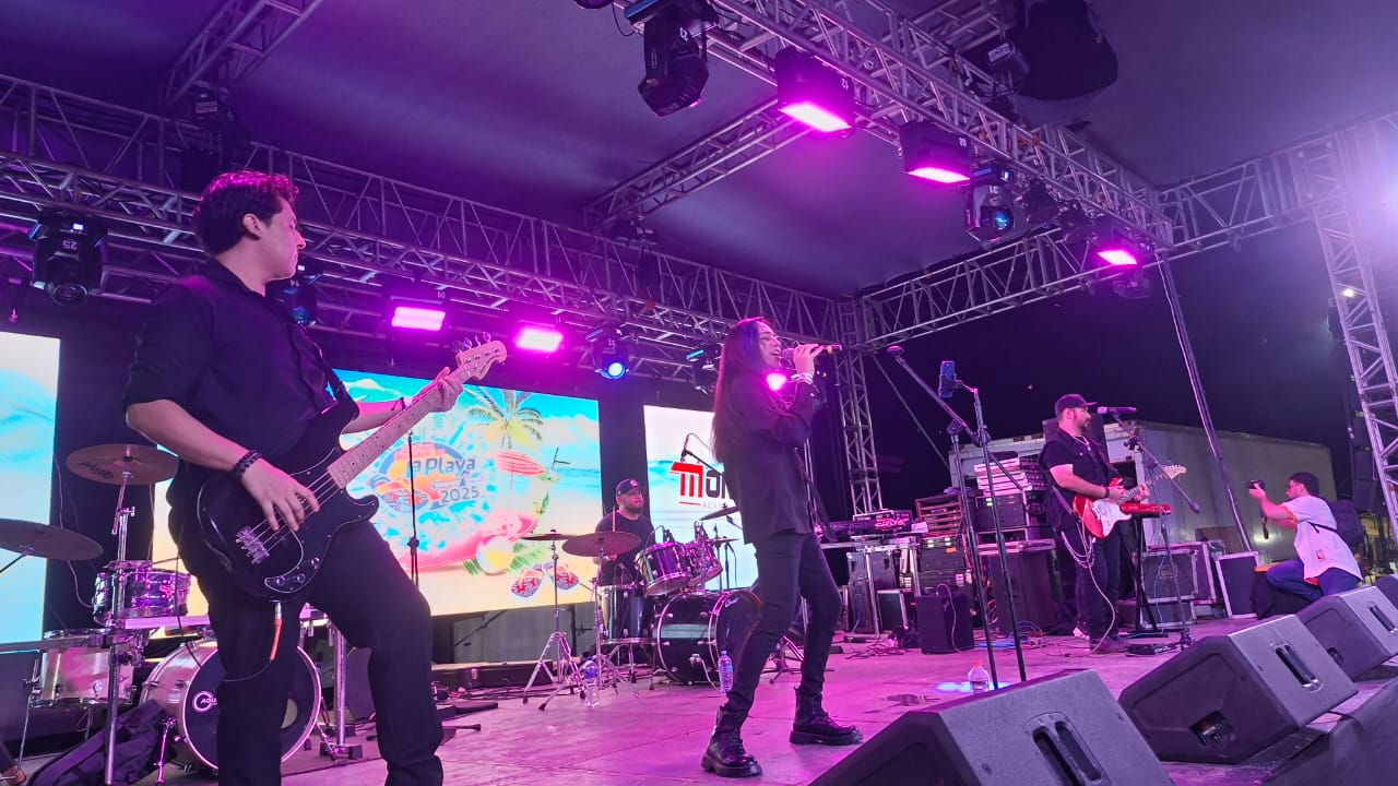 Grupo musical presentándose en Guasave en la Playa.