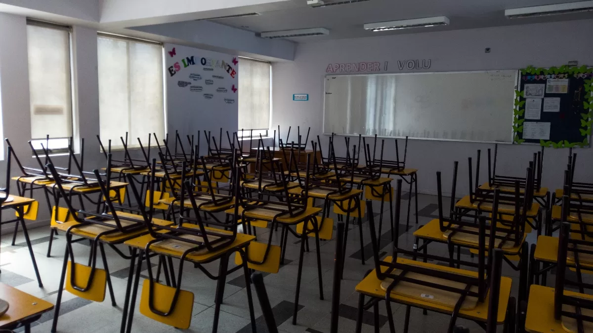 Aula de escuela sin alumnos