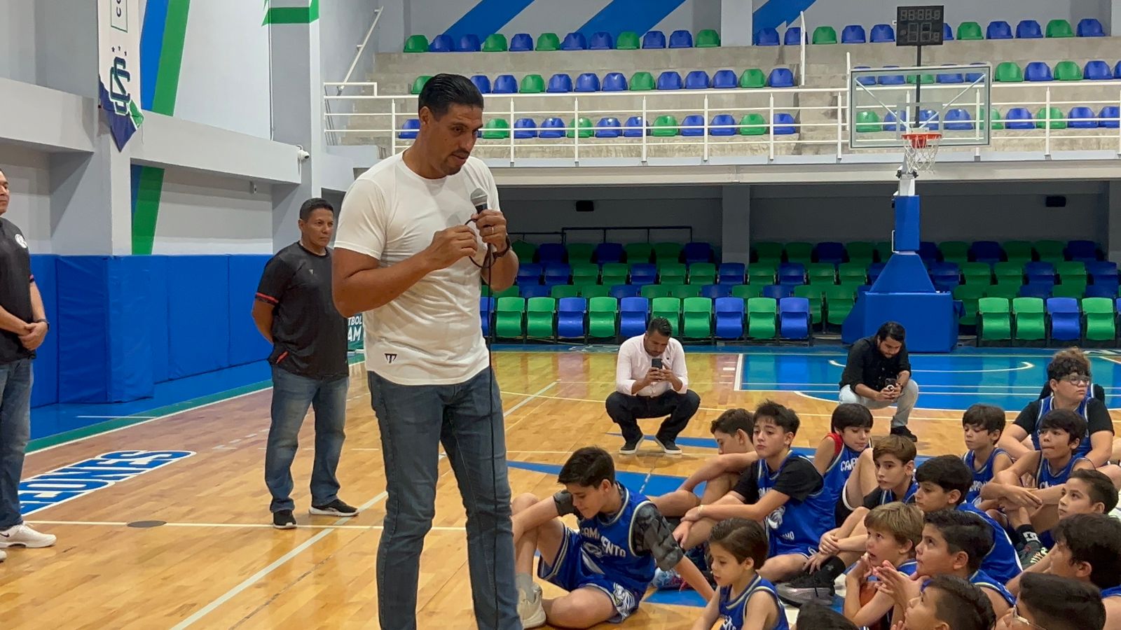 Gustavo Ayón visitando el campamento de verano que organiza Colegio SAM.
