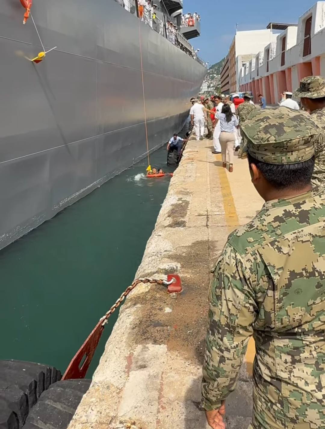 Bailarina cae al mar durante despedida de buques japoneses en Acapulco