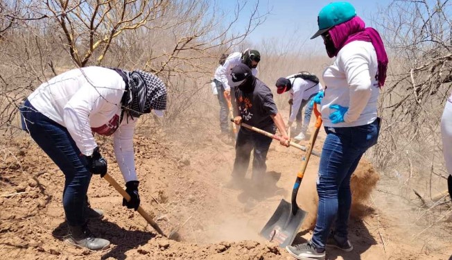Madres Buscadoras localizan prendas de vestir y restos óseos en zona rural de Hermosillo, Sonora