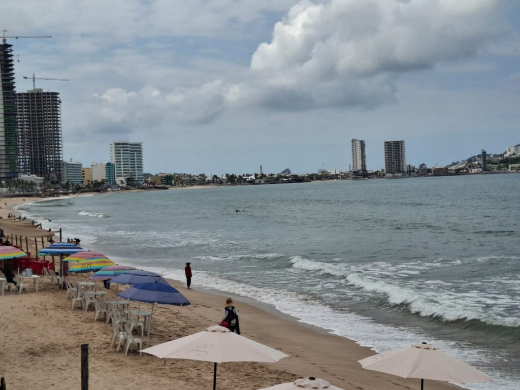Hay condiciones favorables para que las familias pasen horas en la playa en Mazatlán