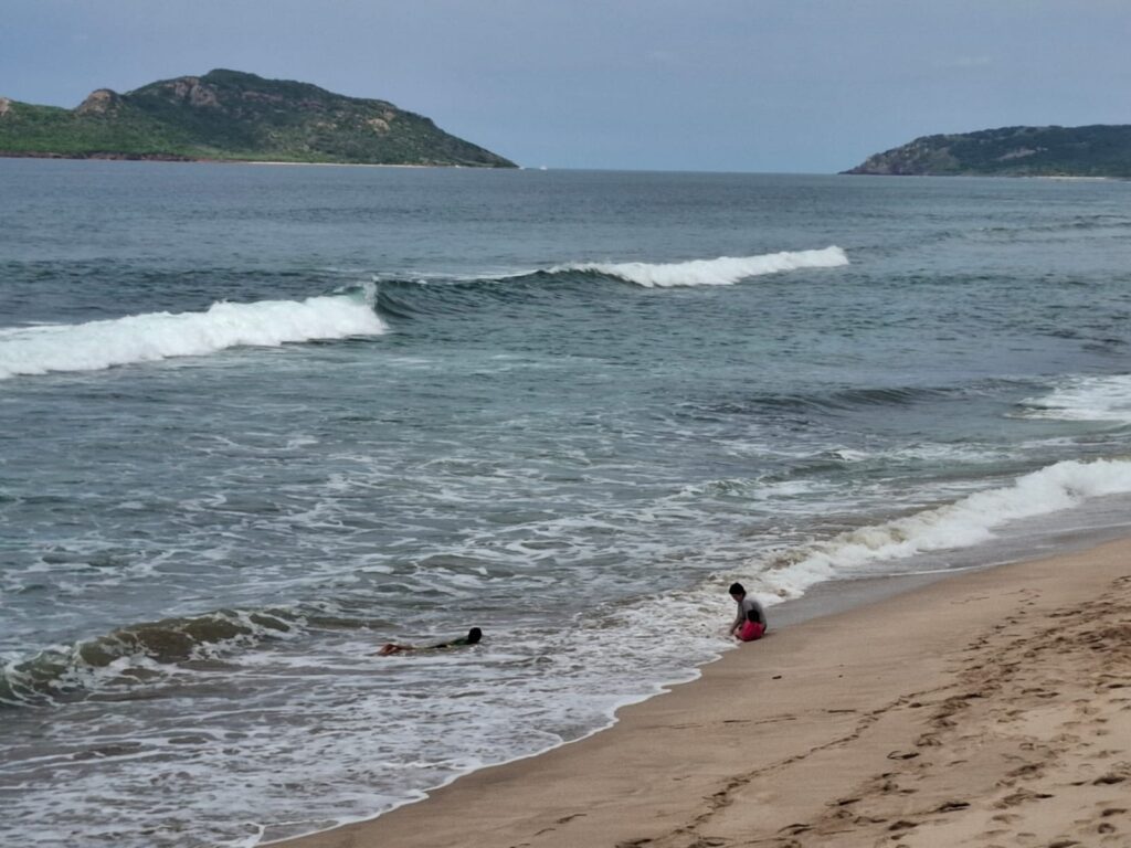 Hay condiciones favorables para que las familias pasen horas en la playa en Mazatlán