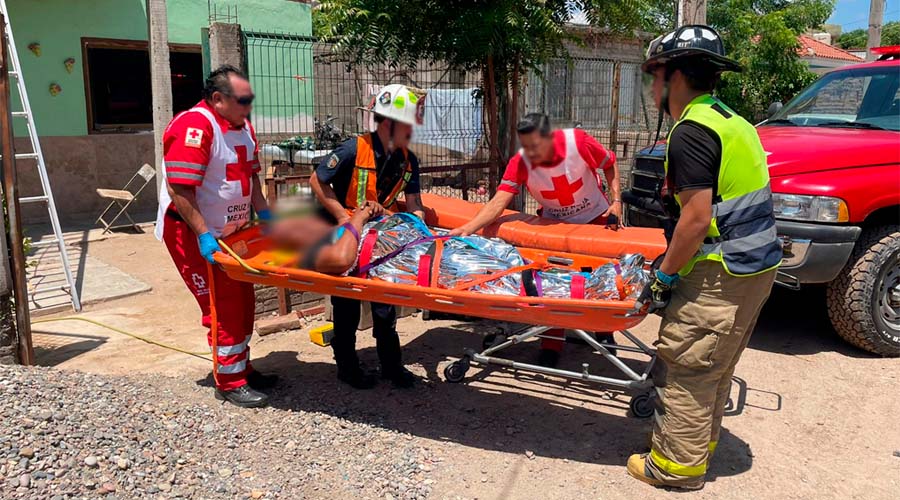 Paramédicos de la Cruz Roja rescatan a trabajador