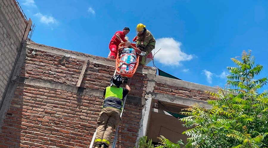 Paramédicos de la Cruz Roja rescatan a trabajador