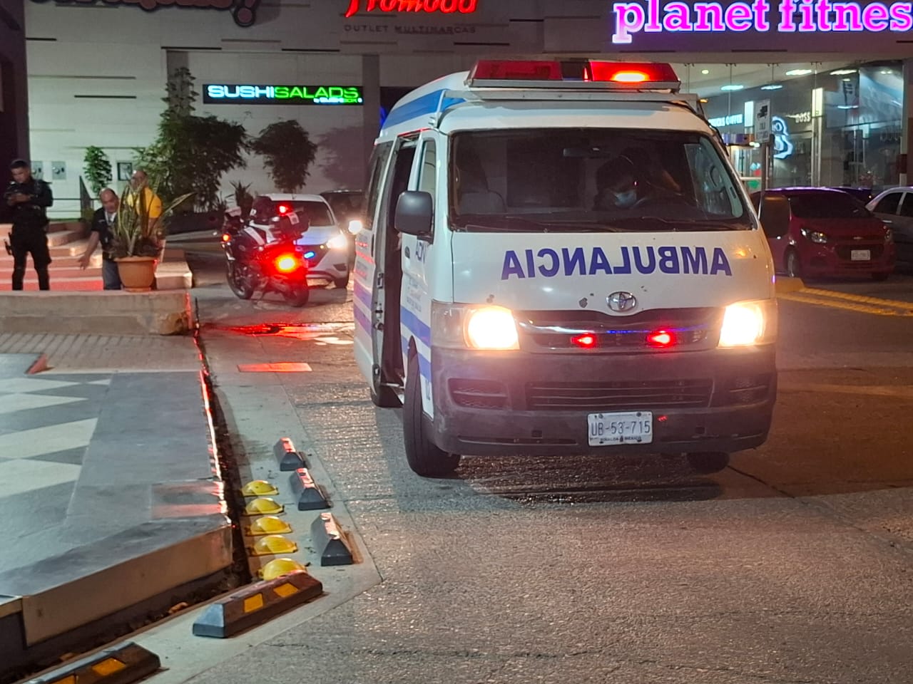Joven resulta herido tras impedir el robo de su motocicleta en un estacionamiento de Mazatlán