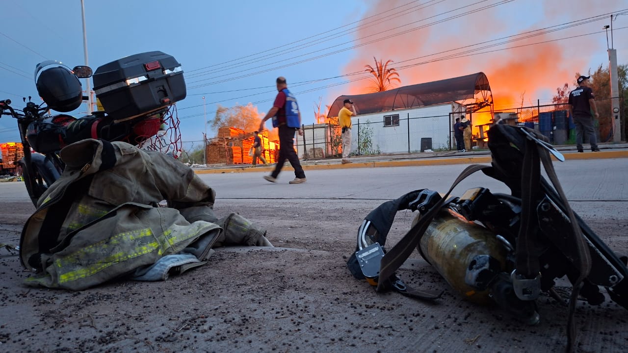 Fabrica de tarimas se incendia en Ahome