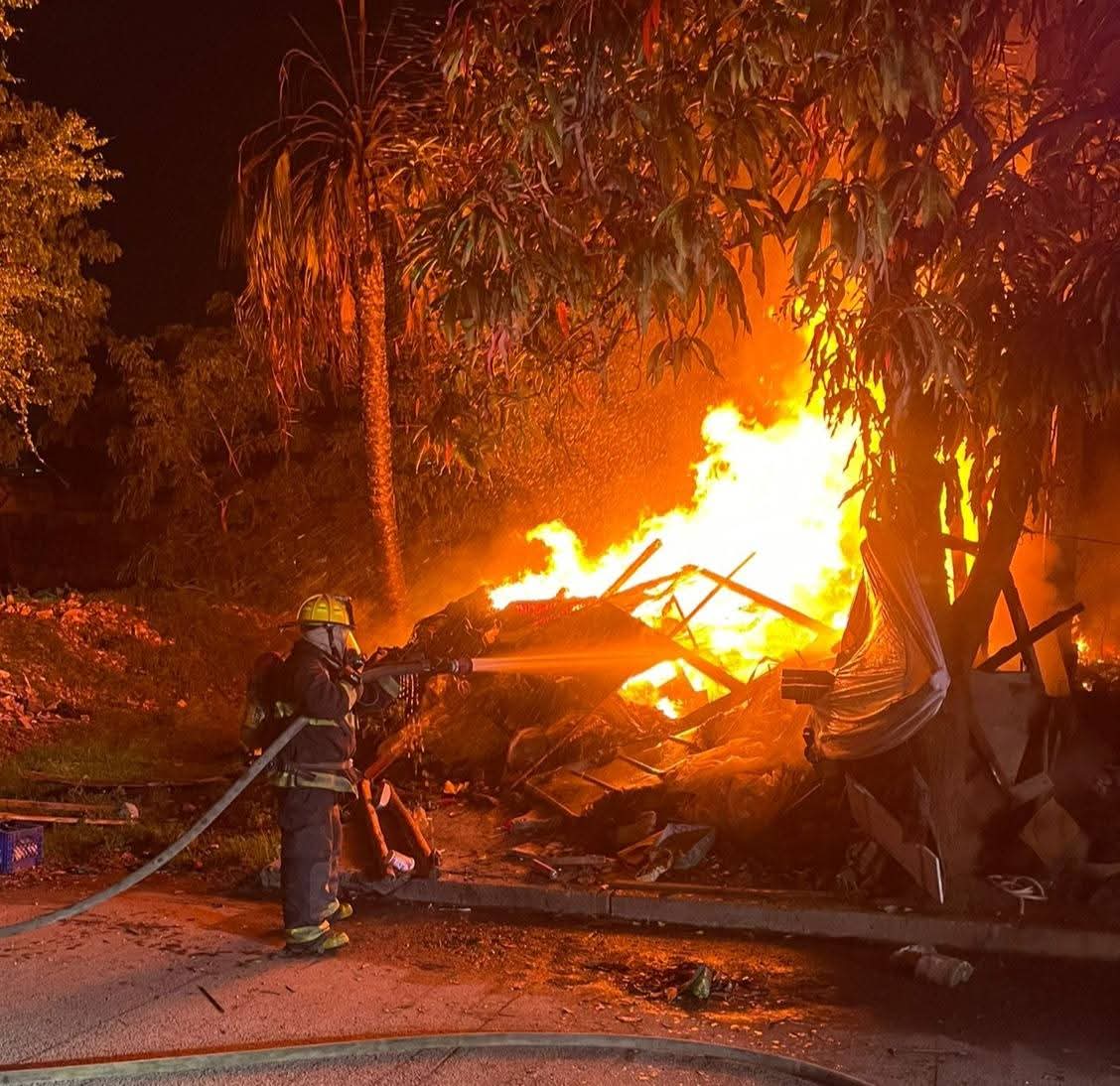 Incendio consume vivienda
