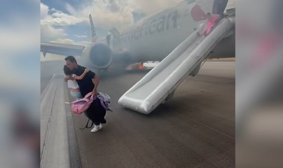 ¡De terror! Vuelo de American Airlines es evacuado de emergencia tras incendio en el avión: VIDEO