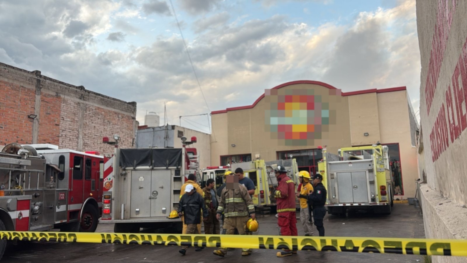 Bomberos combaten incendio