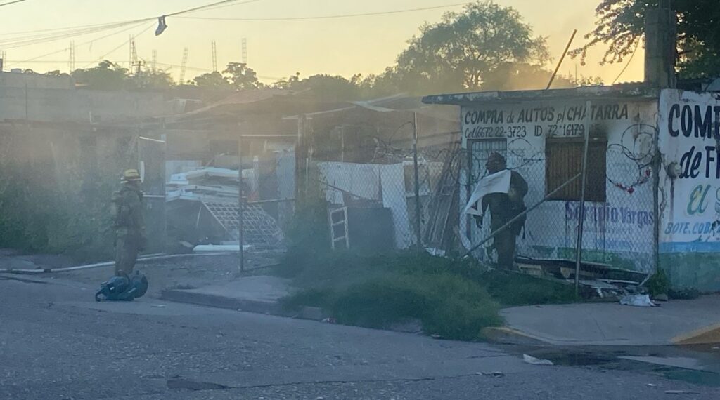 Humo saliendo del negocio de fierro viejo por el incendio.