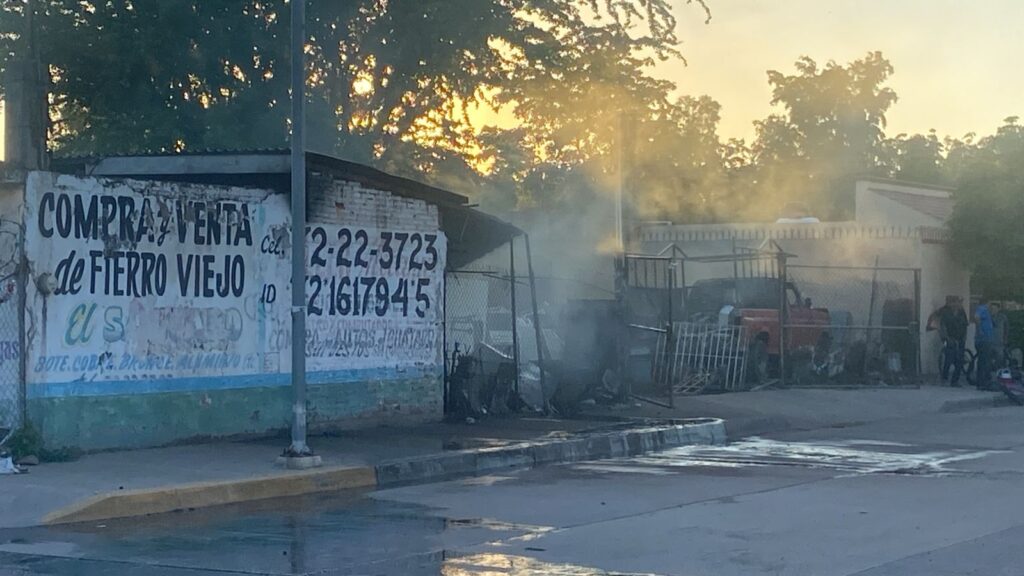 Humo saliendo del negocio de fierro viejo por el incendio.