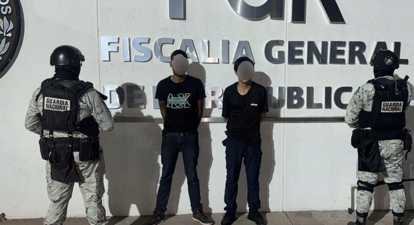 Intentan evadir a autoridades, pierden el control del auto y detienen a dos con un arma en Culiacán