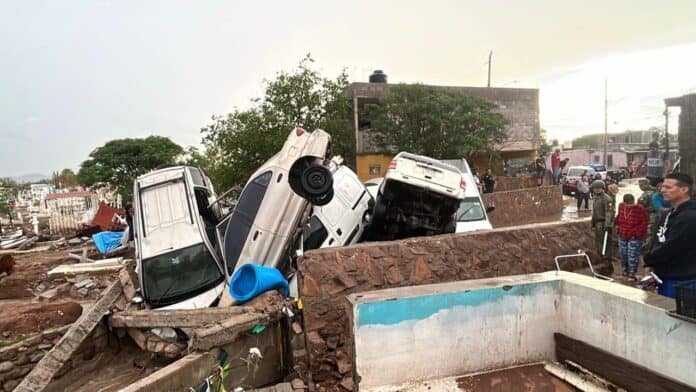 Inundación en Chihuahua arrastra automóviles hasta el interior de un panteón