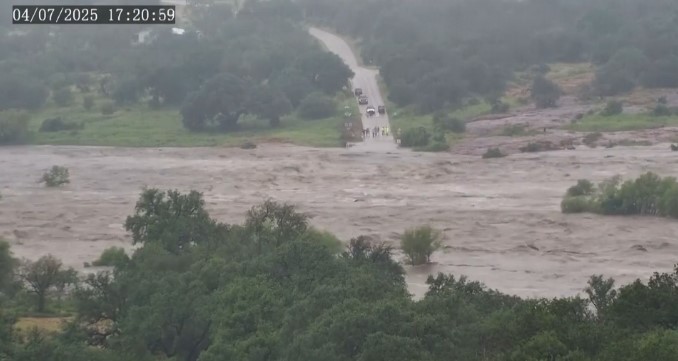 ¡Impactante video! Captan la velocidad con la que avanzaron las inundaciones en Texas