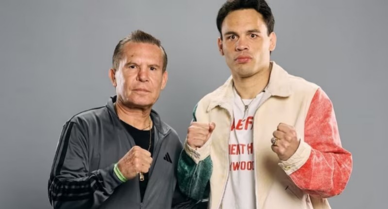 Julio César Chávez junto a su hijo.