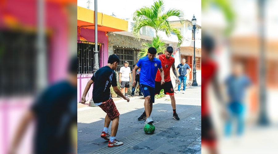 Jaziel Mendoza convive con niños y jóvenes de los barrios de Veracruz