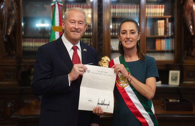 Claudia Sheinbaum se reúne con el embajador Ronald Johnson y empresarios en el Palacio Nacional