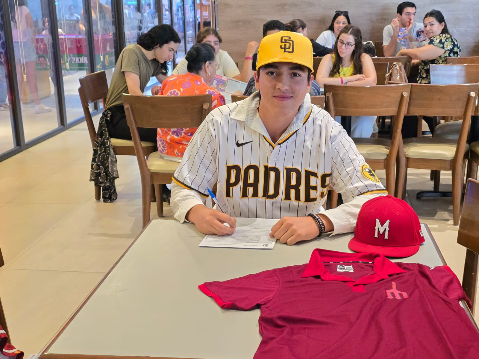 Joseph Uzeta debutó hace un año en LMB y ahora firma con San Diego en Grandes Ligas