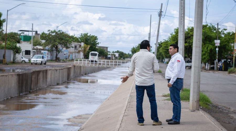 El alcalde Juan de Dios Gámez supervisa un canal de Culiacán
