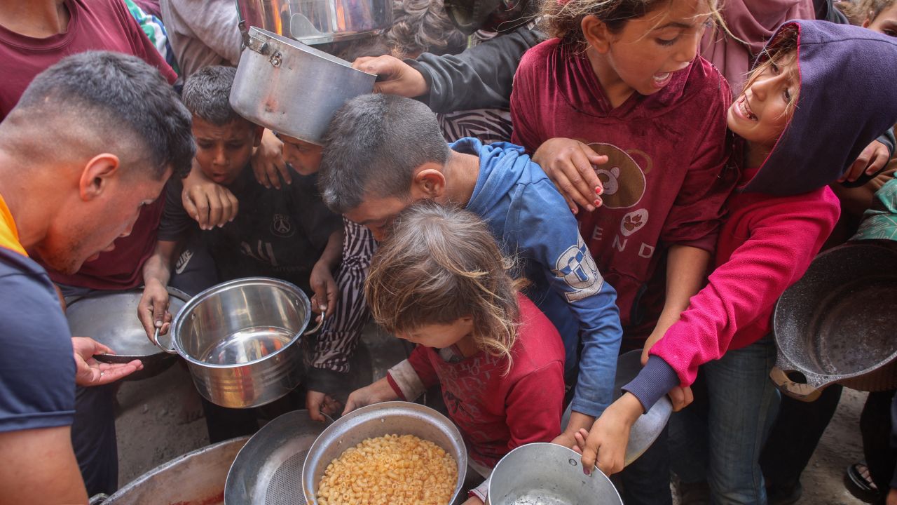 La hambruna se expande en Gaza mientras la ayuda queda atrapada