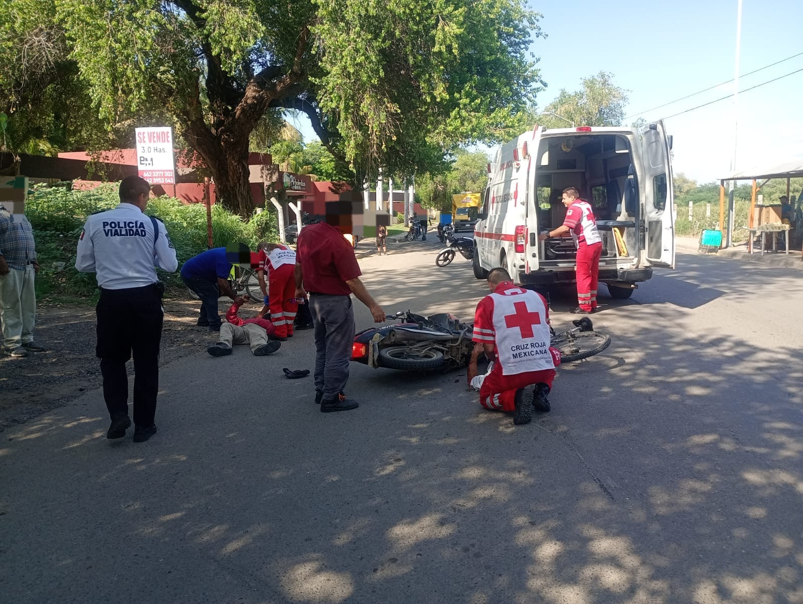 Paramédicos de Cruz Roja auxiliando a los dos lesionados.