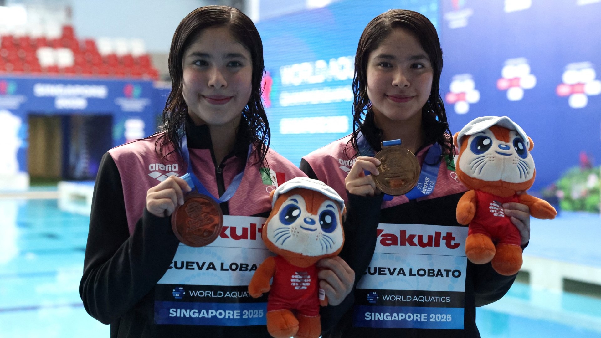 Lía y Mía de 14 años logran medalla de bronce en Singapur 2025