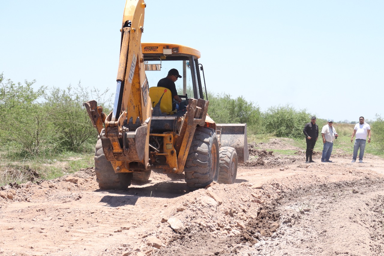 Limpian y desazolvan drenes, canales y caminos en JJR